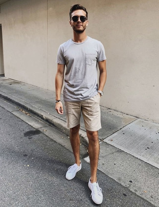 Какие низкие кеды носить с светло-коричневыми шортами мужчине