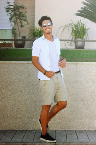 Какие низкие кеды носить с светло-коричневыми шортами мужчине