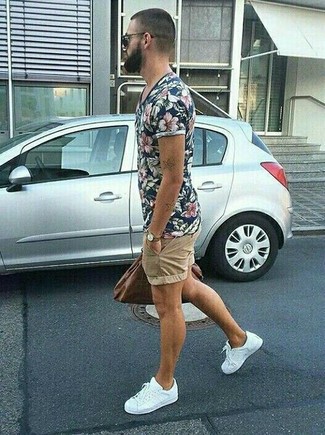 Какие низкие кеды носить с светло-коричневыми шортами мужчине