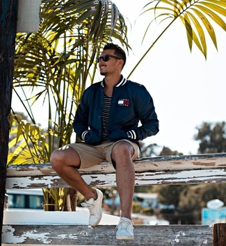 Какие низкие кеды носить с светло-коричневыми шортами мужчине