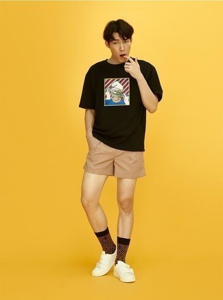 Какие низкие кеды носить с светло-коричневыми шортами мужчине