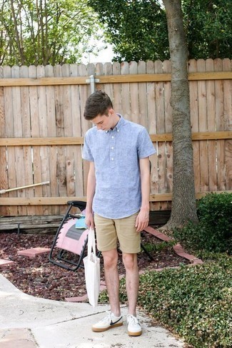 Какие низкие кеды носить с светло-коричневыми шортами мужчине