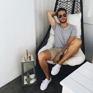 Какие низкие кеды носить с светло-коричневыми шортами мужчине