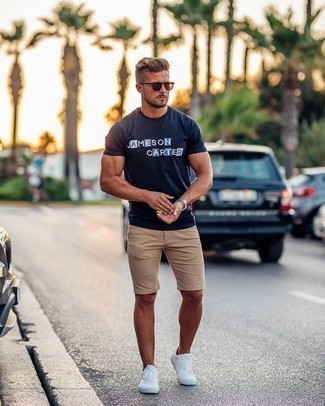 Какие низкие кеды носить с светло-коричневыми шортами мужчине