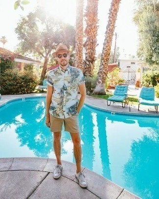 Какие низкие кеды носить с светло-коричневыми шортами мужчине