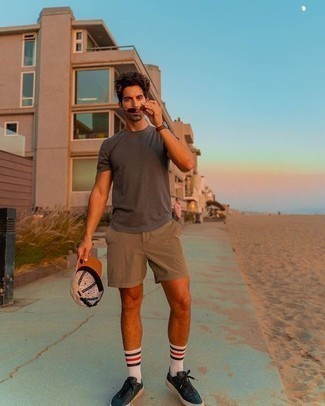 Какие низкие кеды носить с светло-коричневыми шортами мужчине