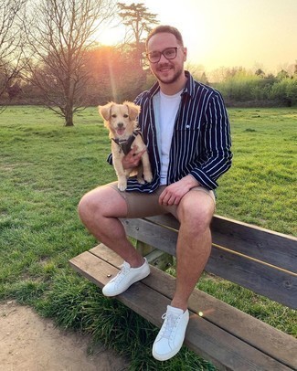 Какие низкие кеды носить с светло-коричневыми шортами мужчине