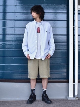 Какие низкие кеды носить с светло-коричневыми шортами мужчине