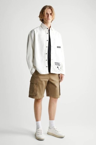 Какие низкие кеды носить с светло-коричневыми шортами мужчине