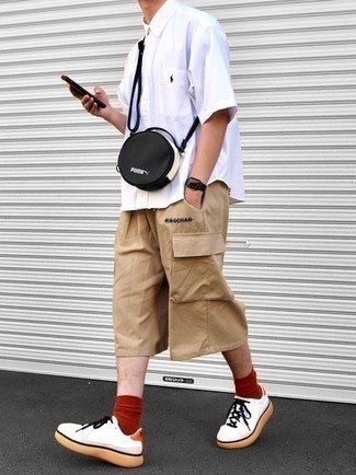 Какие низкие кеды носить с светло-коричневыми шортами мужчине