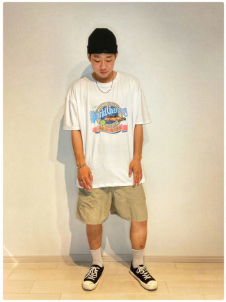 Какие низкие кеды носить с светло-коричневыми шортами мужчине