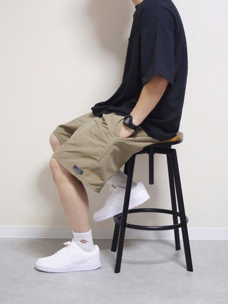 Какие низкие кеды носить с светло-коричневыми шортами мужчине