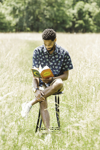 Какие низкие кеды носить с светло-коричневыми шортами мужчине