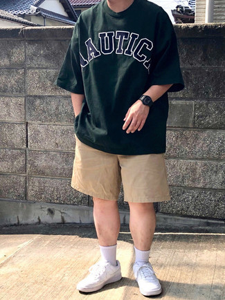 Какие низкие кеды носить с светло-коричневыми шортами мужчине