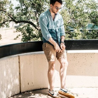 Какие низкие кеды носить с светло-коричневыми шортами мужчине