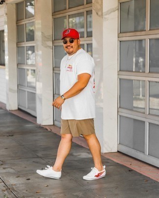 Какие низкие кеды носить с светло-коричневыми шортами мужчине