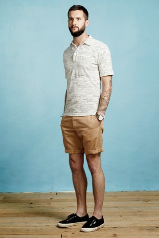 Какие футболки-поло носить с светло-коричневыми шортами мужчине