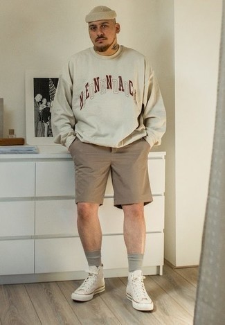 Как носить светло-коричневые шорты с светло-коричневыми высокими кедами из плотной ткани мужчине