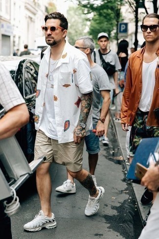 Как носить светло-коричневые шорты с белыми кроссовками мужчине