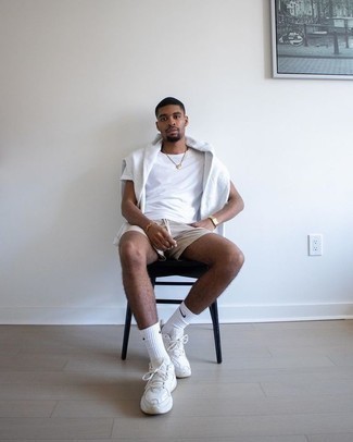 Как носить светло-коричневые шорты с белыми кроссовками мужчине