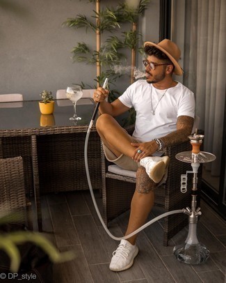 Как носить светло-коричневые шорты с белыми кроссовками мужчине