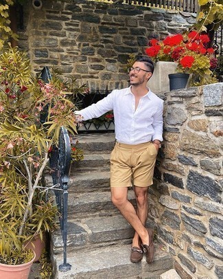 Как носить светло-коричневые шорты с белой рубашкой с длинным рукавом мужчине