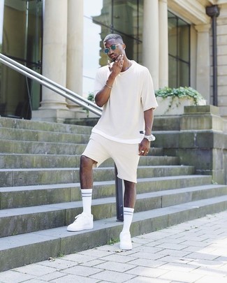 Как носить светло-коричневые шорты с белыми низкими кедами мужчине