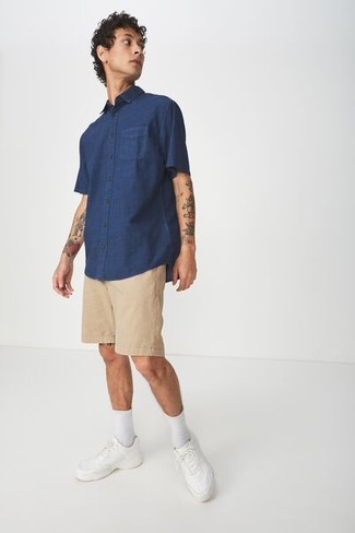 Как носить светло-коричневые шорты с белыми низкими кедами мужчине