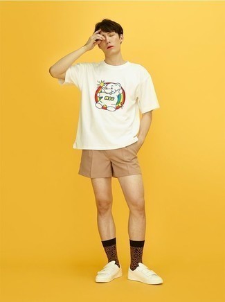 Как носить светло-коричневые шорты с белыми низкими кедами мужчине