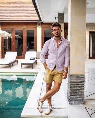 Как носить светло-коричневые шорты с белыми низкими кедами мужчине