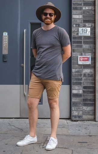 Как носить светло-коричневые шорты с белыми низкими кедами мужчине