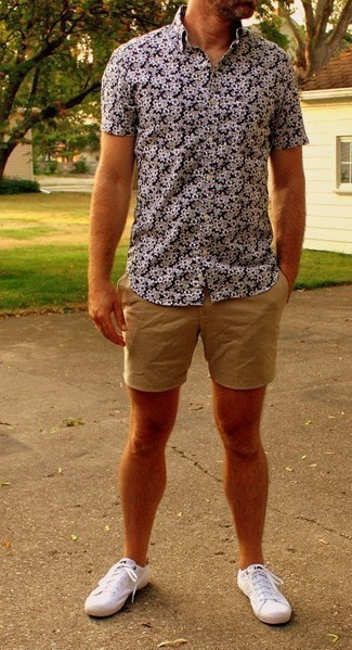 Как носить светло-коричневые шорты с белыми низкими кедами мужчине