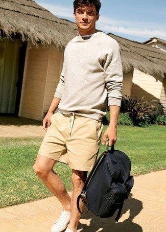 Как носить светло-коричневые шорты с белыми низкими кедами мужчине