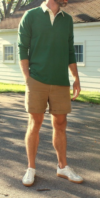 Как носить светло-коричневые шорты с белыми низкими кедами мужчине