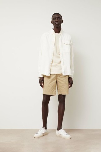 Как носить светло-коричневые шорты с белыми низкими кедами мужчине
