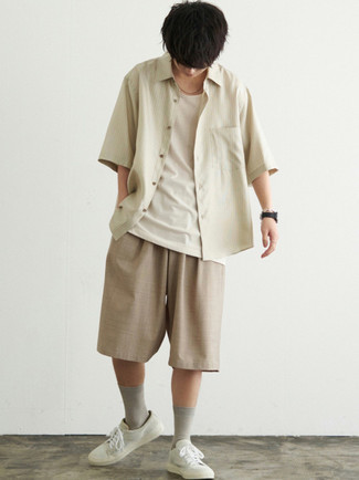 Как носить светло-коричневые шорты с белыми низкими кедами мужчине