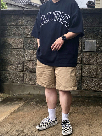 Как носить светло-коричневые шорты с белыми низкими кедами мужчине
