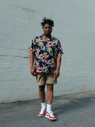 Как носить светло-коричневые шорты с белыми низкими кедами мужчине