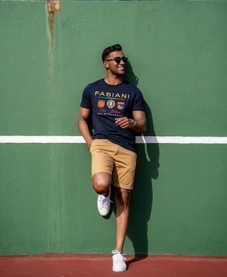 Как носить светло-коричневые шорты с белыми низкими кедами мужчине