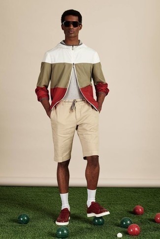 Какие ветровки носить с светло-коричневыми шортами мужчине