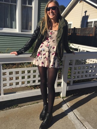 С чем носить светло-коричневое платье с плиссированной юбкой