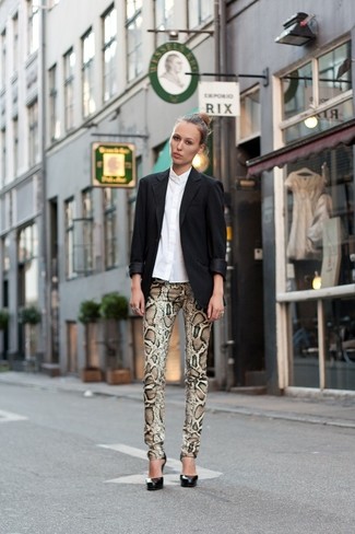 С чем носить светло-коричневые узкие брюки