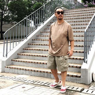 С чем носить светло-коричневые спортивные шорты мужчине