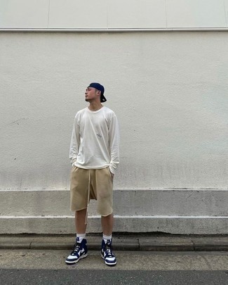 С чем носить светло-коричневые спортивные шорты мужчине