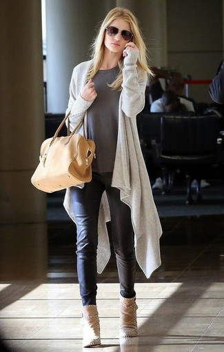 С чем носить светло-коричневые замшевые ботильоны с шипами