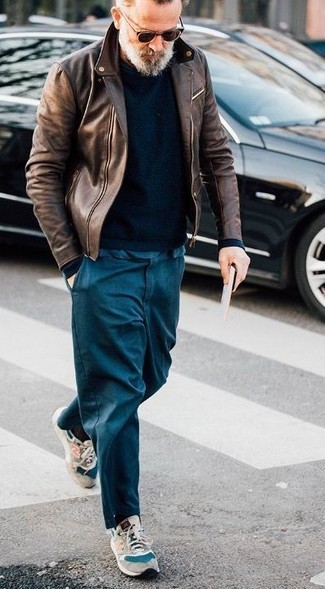 С чем носить светло-коричневые замшевые кроссовки мужчине