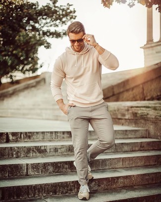 С чем носить светло-коричневые замшевые кроссовки мужчине