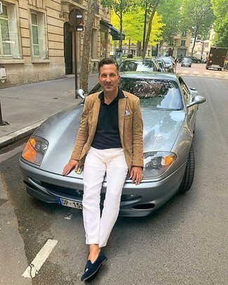 Как носить светло-коричневый замшевый пиджак с белыми брюками чинос