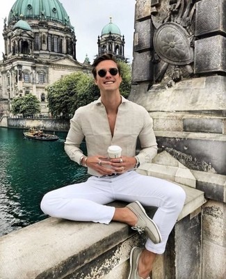 С чем носить светло-коричневые замшевые топсайдеры