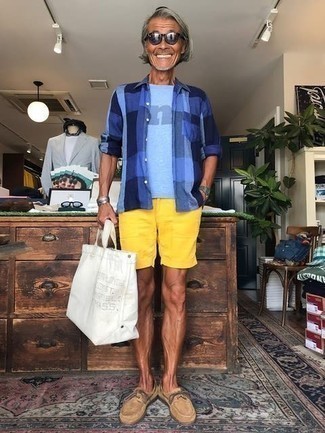 С чем носить светло-коричневые замшевые топсайдеры